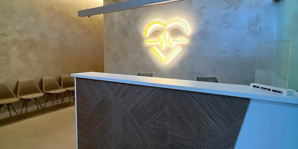 Recepció del GRUK Centre Mèdic amb el nostre logo